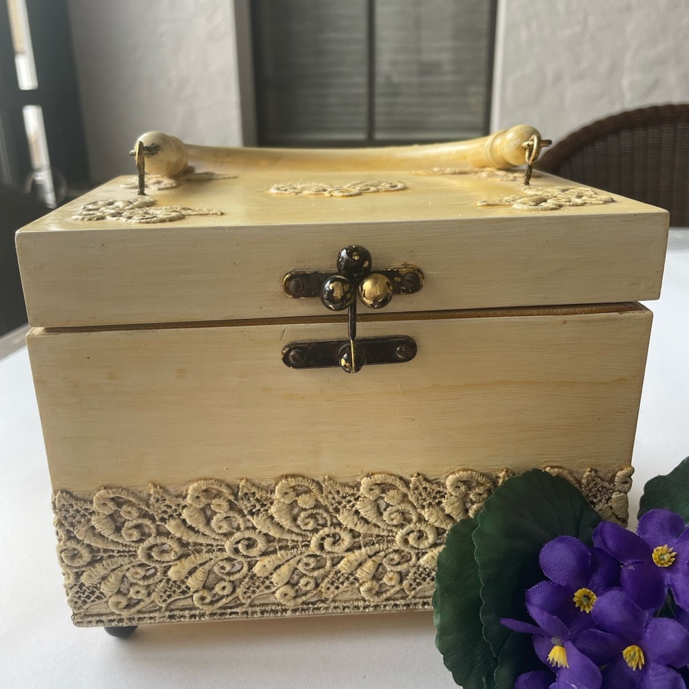 Ladies vintage 60’s wooden box purse lovely!